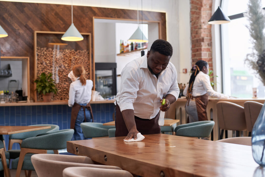 Waiter-cleaning-tables